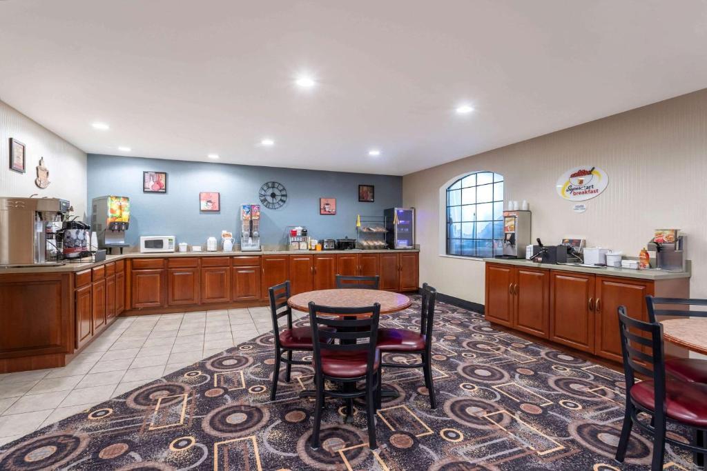 Super 8 By Wyndham Marysville/Port Huron Area Exterior photo
